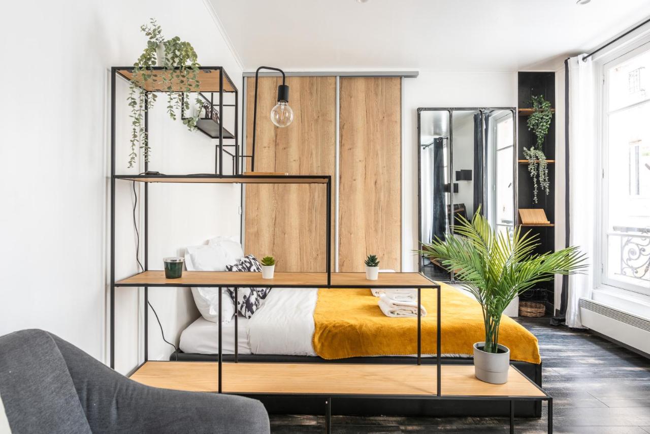 Design Near Metro And Eiffel Tower Parijs