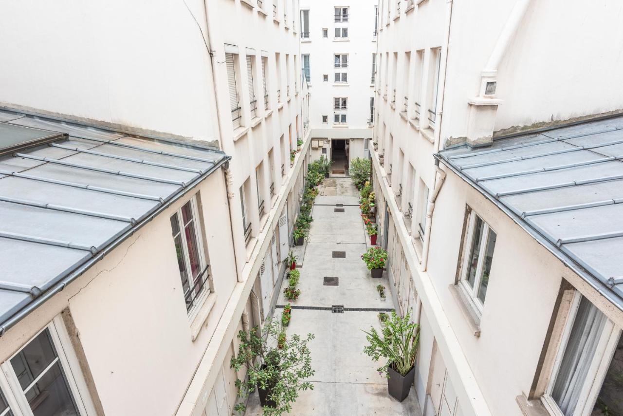 Design Near Metro And Eiffel Tower *